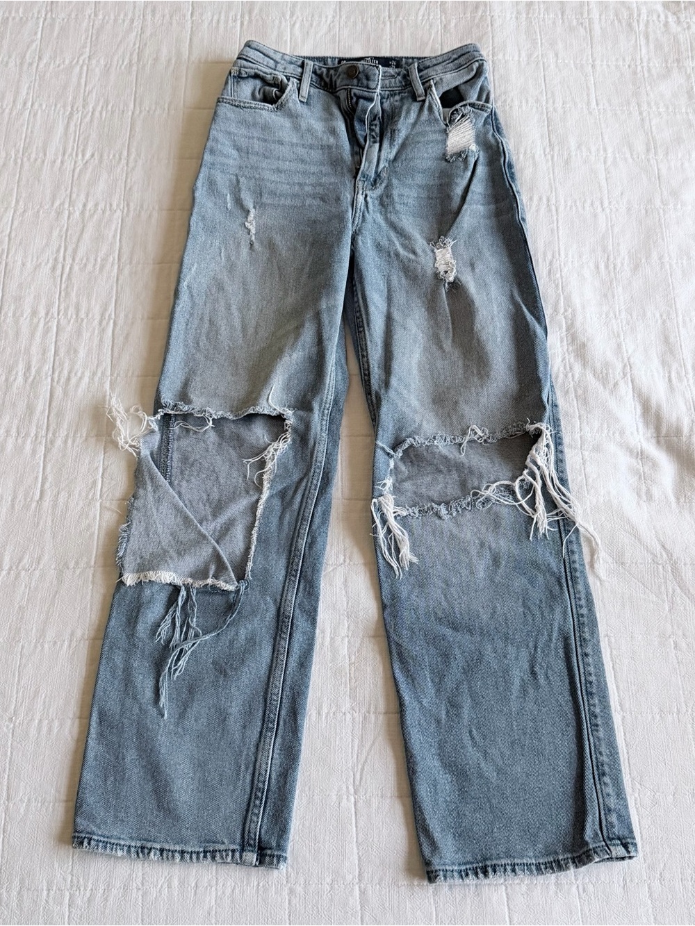 Hollister Dad Jean Ultra High Rise Light /Medium Wash Distressed 24/29 0S Short